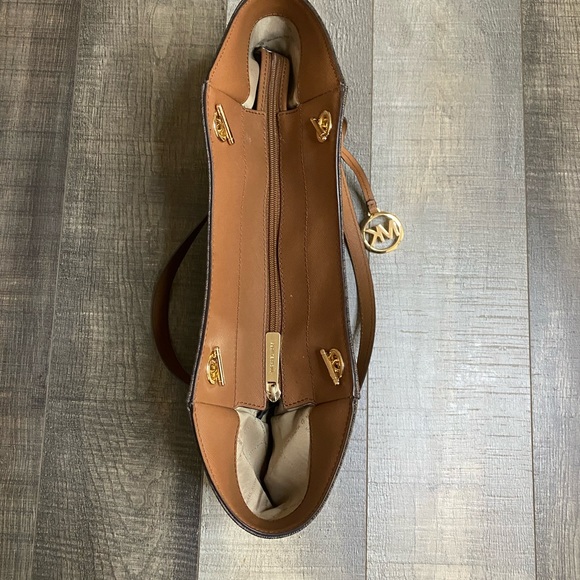 Michael Kors Jet Set Travel Chain Shoulder Tote - Picture 8 of 14